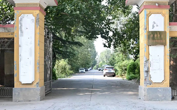 1978年，老董事長賀國興擔(dān)任國營新鄉(xiāng)縣拖拉機修造廠機修車間主任，經(jīng)多方走訪，最終帶隊自主研發(fā)出了拖修廠第一臺振動設(shè)備，并成功供貨太原鋼鐵廠