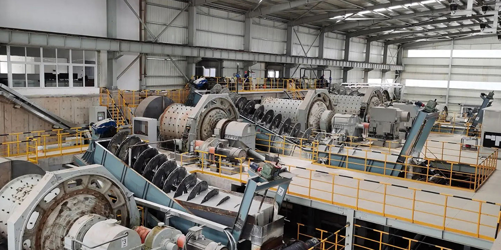 柳州某選礦廠(chǎng)重晶石脫水篩選加色選機(jī)提高礦石純色度，提高礦石質(zhì)量