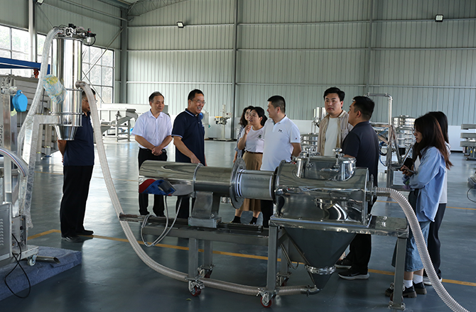 頂端新聞?dòng)浾?鄒皓羽 振動(dòng)篩分、封頭制造、金水電纜、中原農(nóng)谷，一個(gè)個(gè)都是新鄉(xiāng)市重點(diǎn)產(chǎn)業(yè)的響亮名片。 9月21日，“十大戰(zhàn)略進(jìn)行時(shí)——數(shù)智河南 豫見(jiàn)未來(lái)”采訪團(tuán)抵達(dá)新鄉(xiāng)市，深入了解該市重點(diǎn)產(chǎn)業(yè)數(shù)智轉(zhuǎn)型的產(chǎn)業(yè)布局情況。 振動(dòng)產(chǎn)業(yè)看新鄉(xiāng)，精細(xì)篩分高服強(qiáng) “常說(shuō)新飛冰箱好，以后是新鄉(xiāng)篩分好。”在新鄉(xiāng)市高服篩分機(jī)械有限公司，董事長(zhǎng)賀占胥是一名務(wù)實(shí)者，從1982年創(chuàng)立公司至今，他已經(jīng)在振動(dòng)篩分行業(yè)深耕了30多年。 振動(dòng)篩分行業(yè)雖是一個(gè)小眾領(lǐng)域，但在工業(yè)生產(chǎn)制造中卻發(fā)揮著關(guān)鍵作用?！昂Y分作業(yè)是重要的生產(chǎn)環(huán)節(jié)之一，振動(dòng)篩分設(shè)備相當(dāng)于工業(yè)之腎，可以大幅提高生產(chǎn)原材料的品質(zhì)質(zhì)量和生產(chǎn)效率?！?賀占胥表示，無(wú)論客戶(hù)提出多細(xì)微的篩分要求，我們百分百都能做好! 在賀占胥的帶領(lǐng)下，公司專(zhuān)注于精準(zhǔn)篩分設(shè)備的研發(fā)和制造，從概率篩分到準(zhǔn)確分級(jí)，從無(wú)塵篩分過(guò)濾到構(gòu)建智能化篩分系統(tǒng)，解決了在精細(xì)篩分領(lǐng)域眾多“卡脖子”難題，成功研發(fā)出國(guó)內(nèi)首套新型超精細(xì)氣流篩分機(jī)，隨著創(chuàng)新突破，還研制出了旋振篩、超聲篩等多項(xiàng)新產(chǎn)品，成為精細(xì)篩分行業(yè)中的領(lǐng)先者，2021年獲評(píng)國(guó)家級(jí)專(zhuān)精特新“小巨人”企業(yè)。 “從創(chuàng)新驅(qū)動(dòng)的角度來(lái)說(shuō)，我們目前獲準(zhǔn)有400多項(xiàng)國(guó)家專(zhuān)利?！备叻Y分機(jī)械有限公司研發(fā)部副總王躍河表示，公司創(chuàng)新緊貼市場(chǎng)需求，在精細(xì)篩分領(lǐng)域做到了設(shè)備品種最全，用戶(hù)最廣?！懊磕晖度氲目蒲薪?jīng)費(fèi)占銷(xiāo)售收入的5%-7%?！?據(jù)了解，新鄉(xiāng)縣現(xiàn)有振動(dòng)設(shè)備生產(chǎn)企業(yè)334家，配套生產(chǎn)企業(yè)110余家，形成了完整的上下游產(chǎn)業(yè)鏈，全國(guó)振動(dòng)機(jī)械總產(chǎn)量60%來(lái)自新鄉(xiāng)。2022年，新鄉(xiāng)縣的振動(dòng)產(chǎn)業(yè)占全國(guó)市場(chǎng)80%。2023年4月，新鄉(xiāng)縣被中國(guó)重型機(jī)械工業(yè)協(xié)會(huì)授予“振動(dòng)之都”稱(chēng)號(hào)。 來(lái)源：頂端新聞