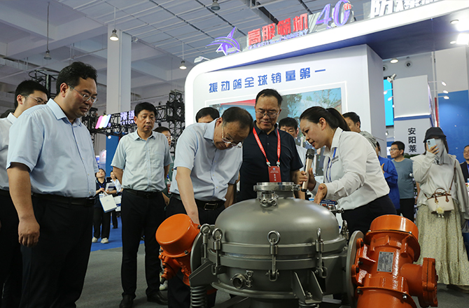 中原農谷第二屆振動機械產業(yè)博覽會盛大開幕，新鄉(xiāng)市長魏建平親臨高服展區(qū)指導工作