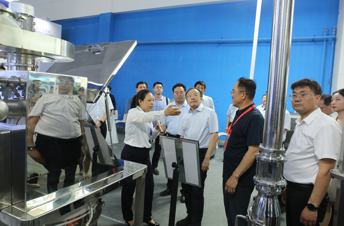 中原農谷第二屆振動機械產業(yè)博覽會盛大開幕，新鄉(xiāng)市長魏建平親臨高服展區(qū)指導工作